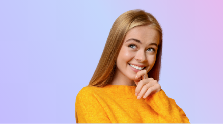 Junge Frau mit langen blonden Haaren trägt einen orangefarbenen Pullover und symbolisiert Azubi Börse