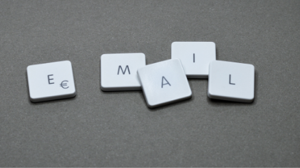 Tastaturtasten mit den Buchstaben E, M, A, I, L, die das Wort 'EMAIL' bilden, auf grauem Hintergrund, symbolisiert den Newsletter BDK Info Aktuell