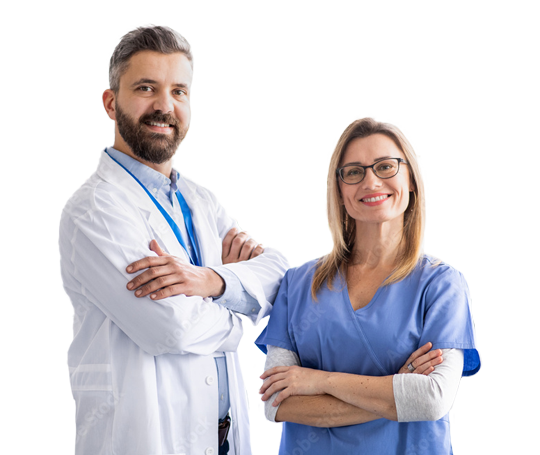 Zwei medizinische Fachkräfte, ein Mann im weißen Kittel und eine Frau in blauer Pflegekleidung, stehen mit verschränkten Armen