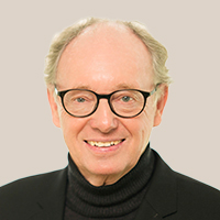 Dr. Jürgen Böcker, BDK Landesvorsitzender Westfalen-Lippe, trägt schwarzen Rollkragenpullover und schwarzen Blazer