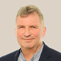 Dr. Frank Fietze, BDK Landesvorsitzender Thüringen, trägt ein dunkles Sakko und ein helles Hemd mit offenem Kragen