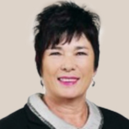 Gabi Obermeyer, Mitarbeiterin der Büroorganisation des BDK, trägt ein schwarzes Oberteil mit grauem Kragen