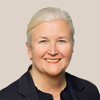 FZÄ Sabine Steding, 2. Bundesvorsitzende des BDK, Landesvorsitzende Niedersachsen, mit zurückgebundenem grauem Haar, trägt dunklen Blazer und schwarze Bluse