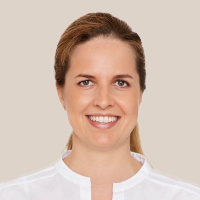 Dr. Marion Teichmann, Landesvorsitzende des BDK Bayern, trägt eine weiße Bluse mit Stehkragen